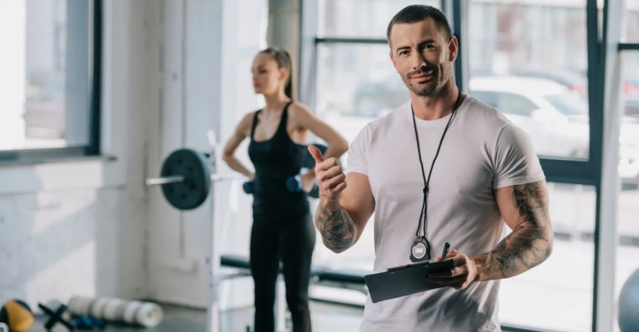 kak-stat-fitnes-trenerom